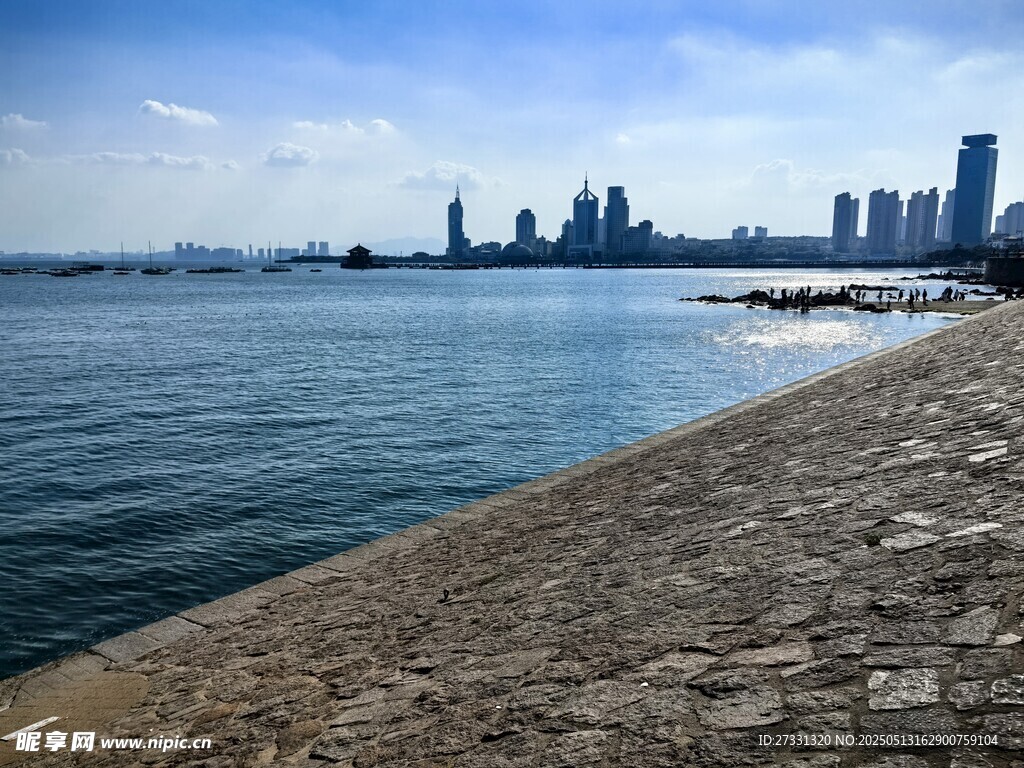 青岛海滨城市风光与石砌堤岸