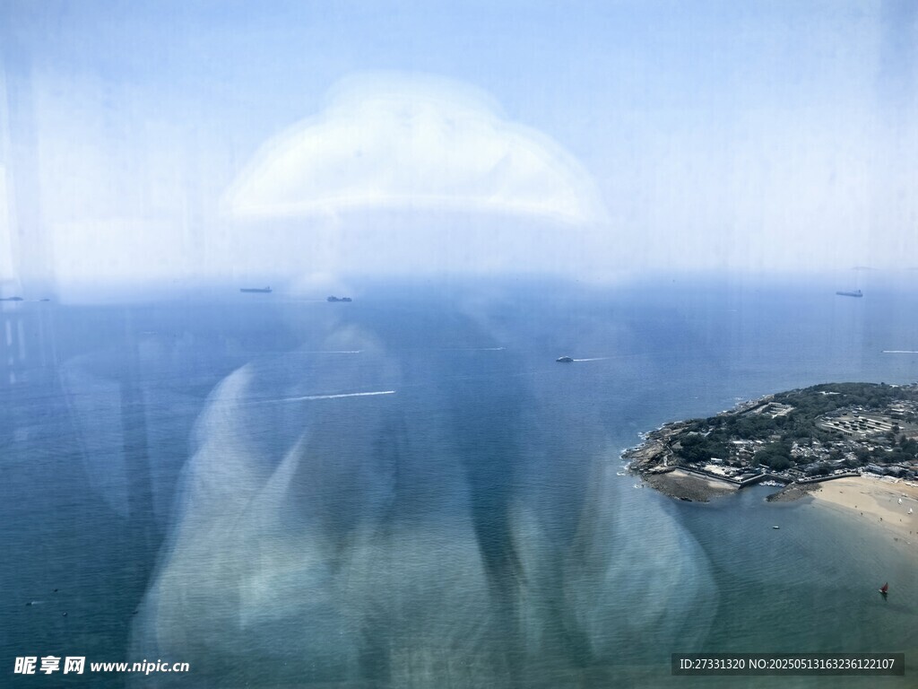 梦幻海景中的神秘岛屿