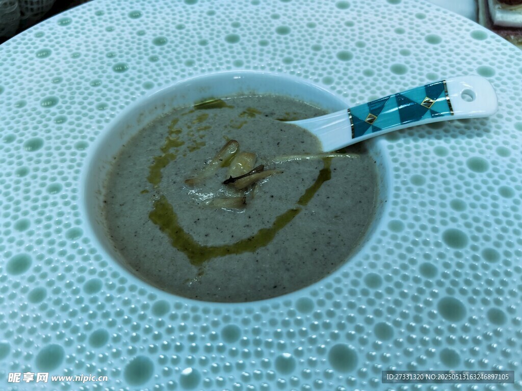 一碗美味的绿色糊状食物