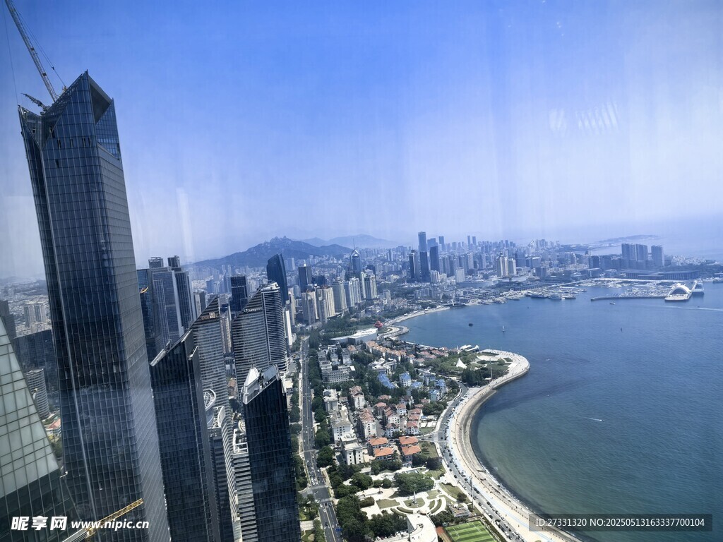 城市滨海天际线俯瞰美景