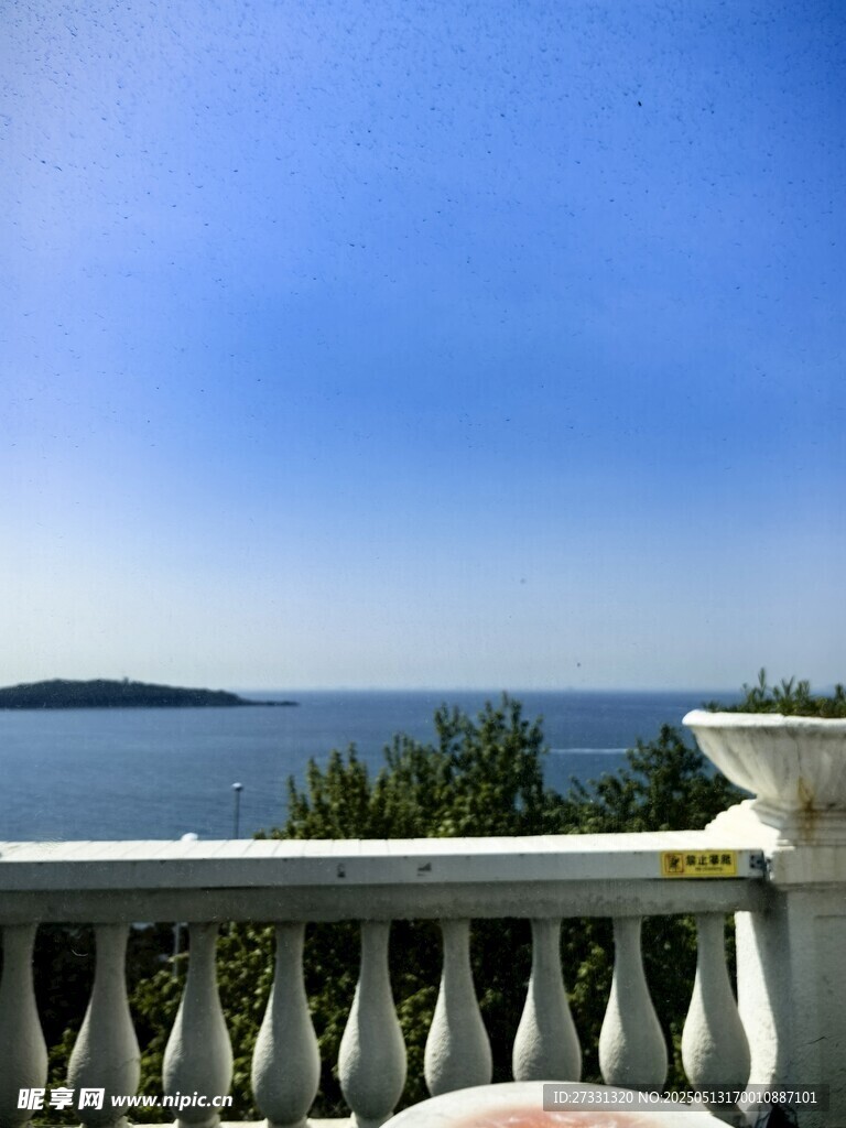 阳台外的碧海蓝天美景