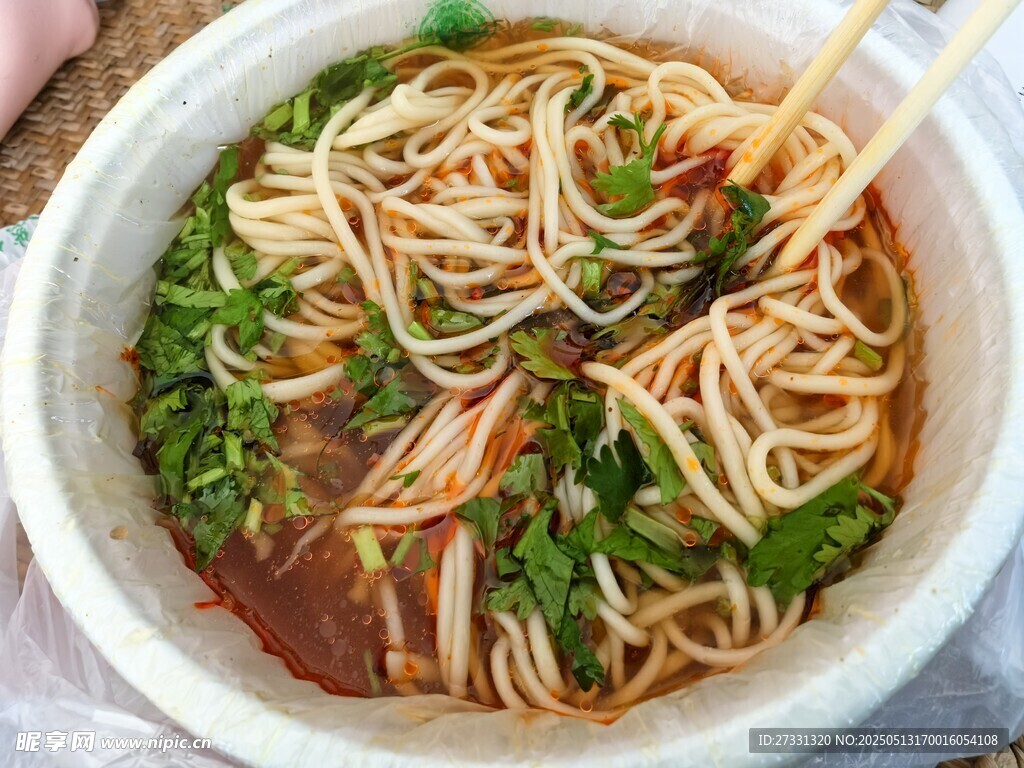 美味鲜香的一碗热汤面