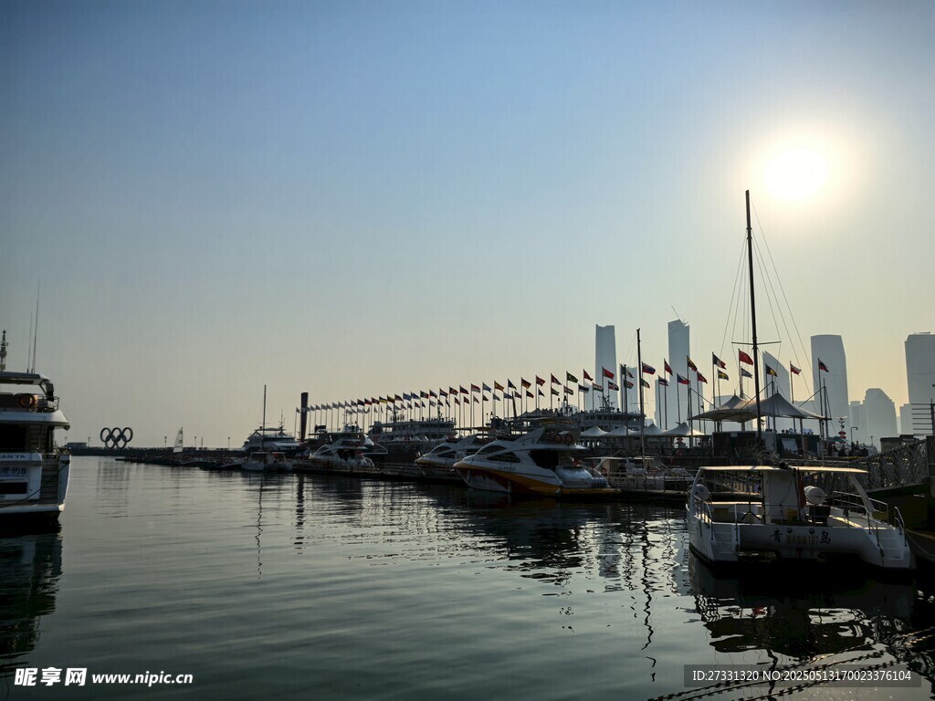 海港码头船只与城市天际线