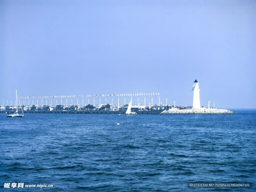 海上灯塔与栈桥美景