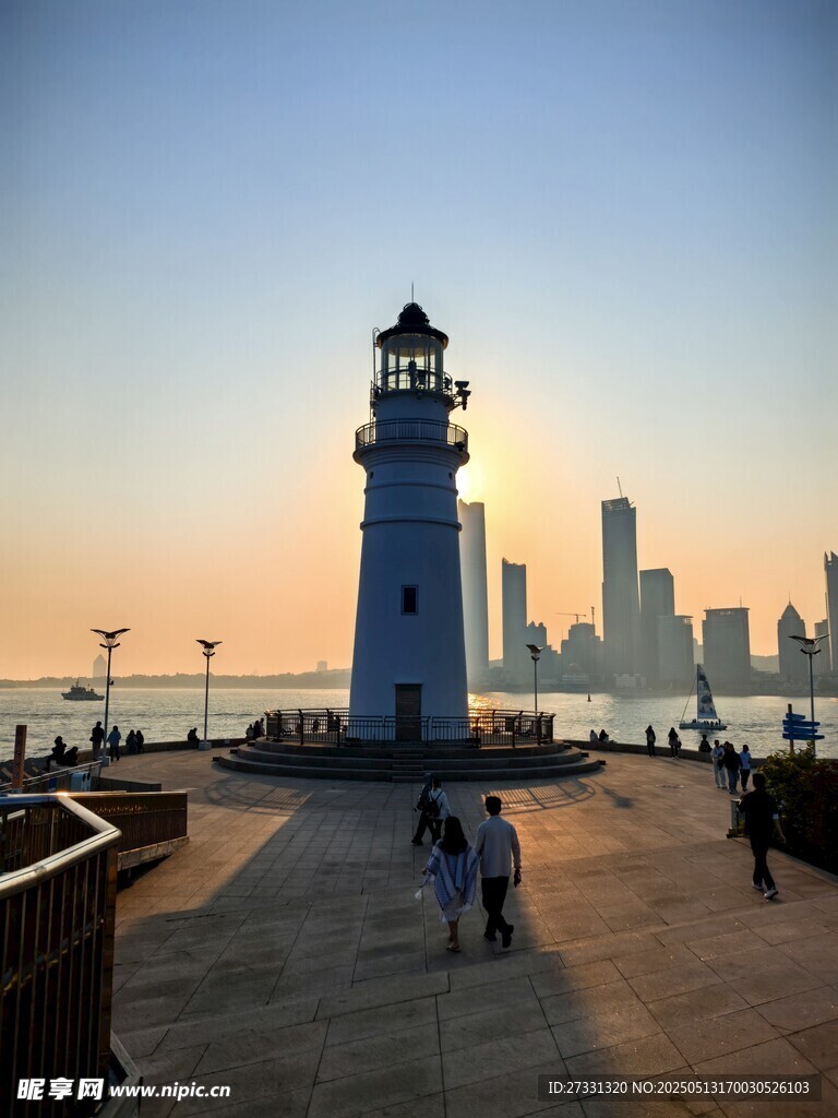 海滨灯塔下的黄昏漫步