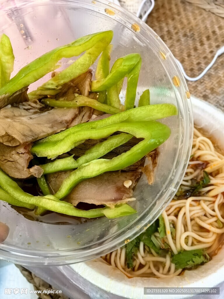 青椒炒肉配面条美食图