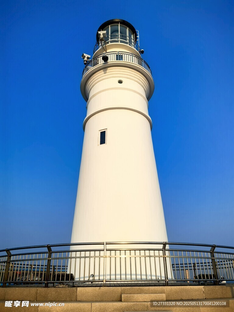 海边白色灯塔风景