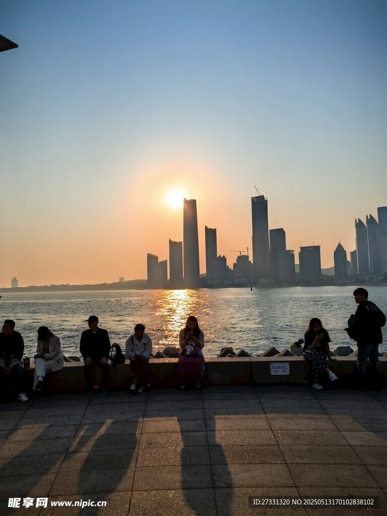 夕阳下的城市海滨风景线