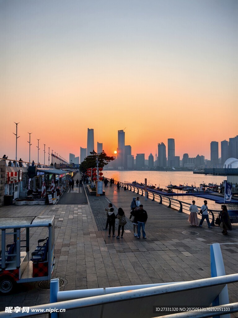 黄昏下的城市码头景象