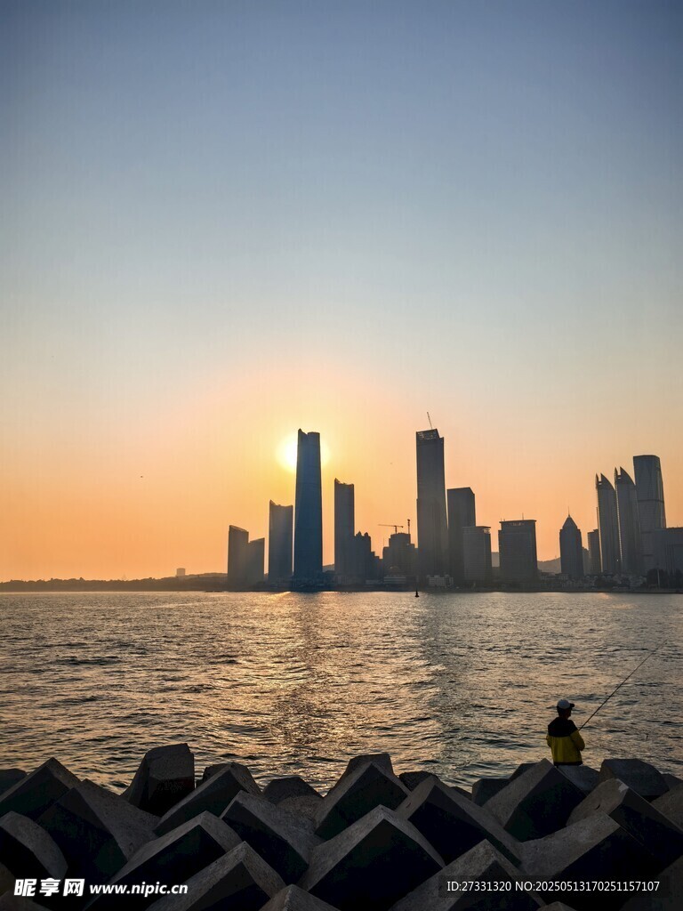 海边城市日落时的静谧景象