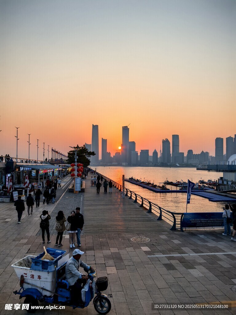 黄昏下的城市滨水步道