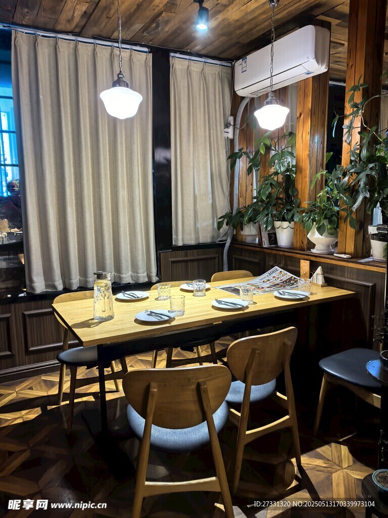 温馨日式风格餐厅室内场景