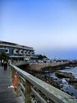海滨栈道旁的美丽建筑