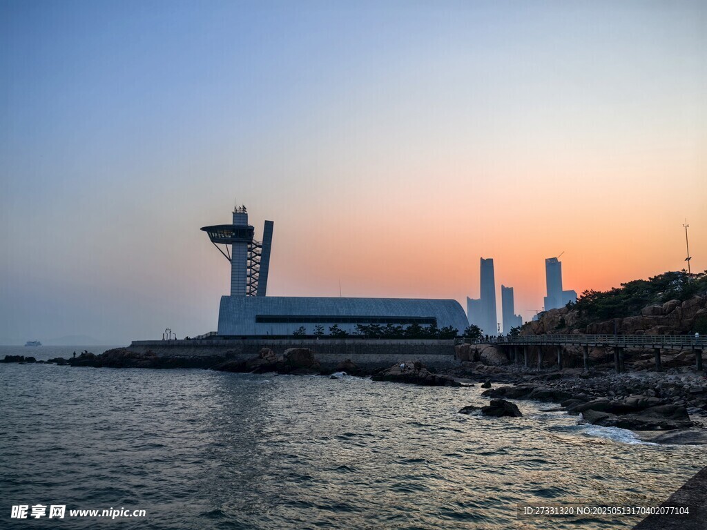 海边日落时的灯塔景观