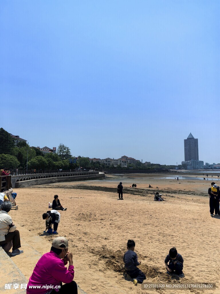沙滩上的休闲人群