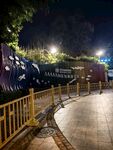 夜晚景区步道及周边景观