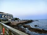 海滨建筑旁的美丽海岸线