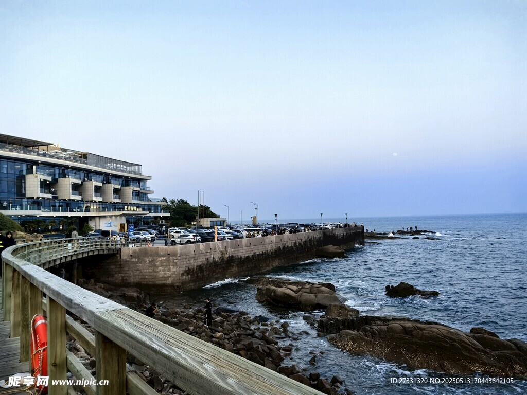 海滨建筑旁的美丽海岸线
