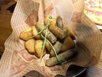 美味炸物与蔬菜搭配