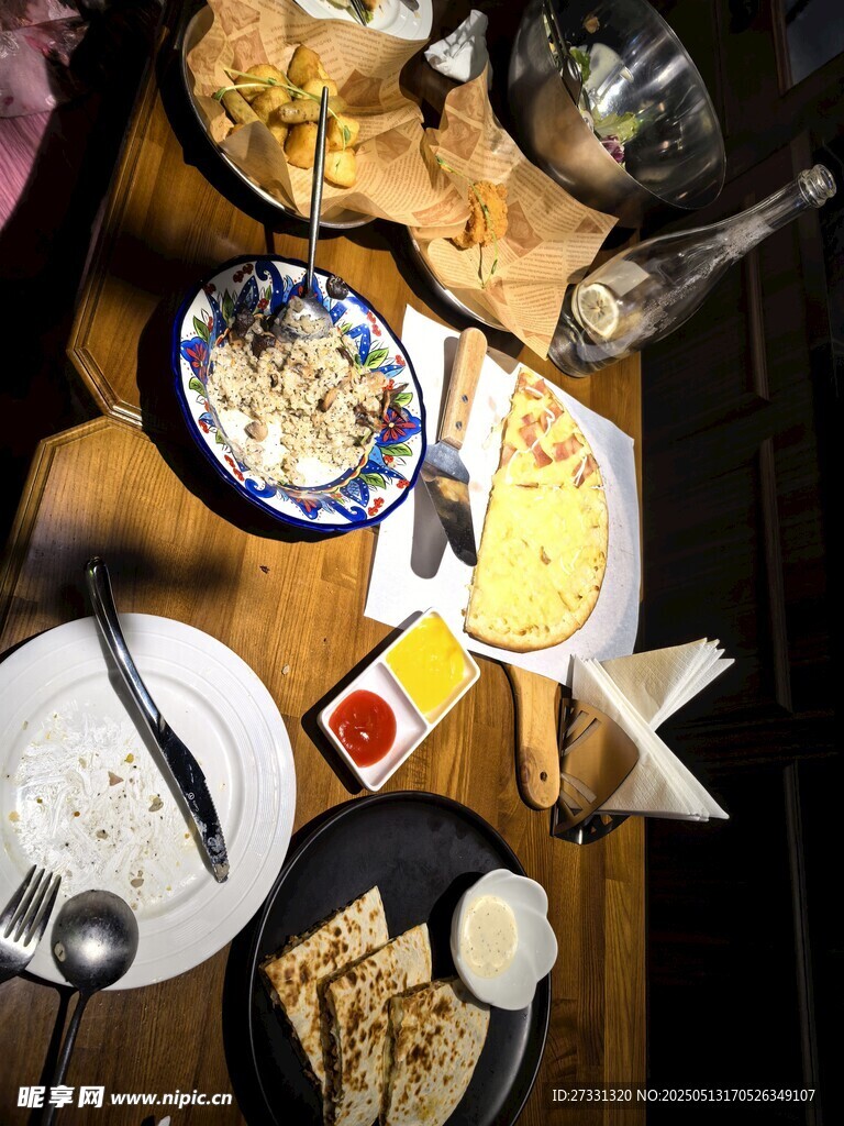 丰盛餐桌美食聚会场景