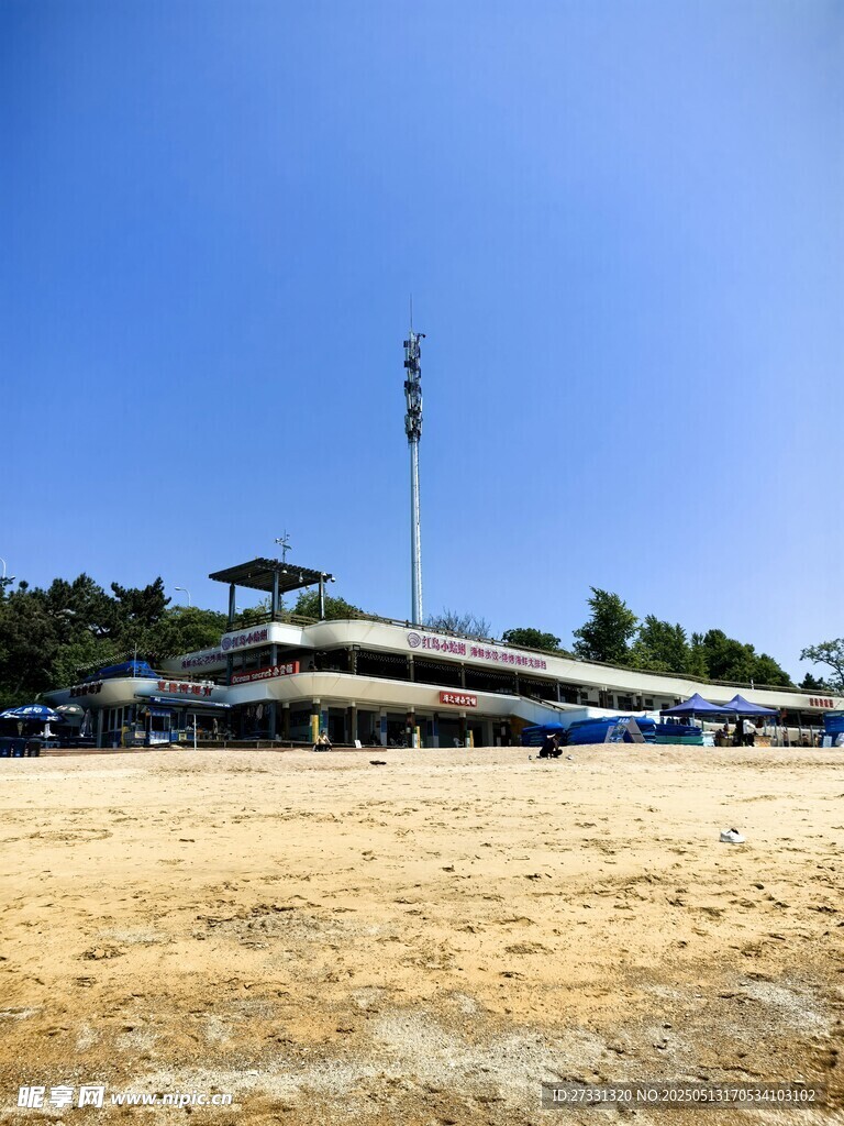 海滨沙滩上的建筑与蓝天