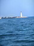 海上灯塔矗立蓝色海面