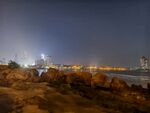 海滨夜景下的璀璨城市风光