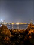 海边夜景岩石与城市灯火
