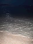 静谧海滩夜色下的波光