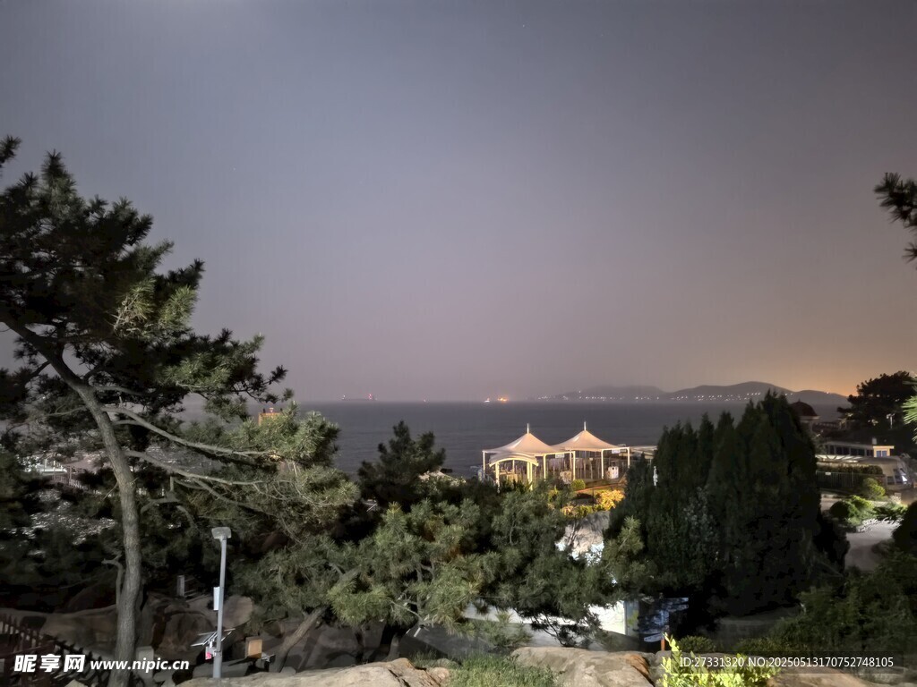 黄昏下的城市与自然景观