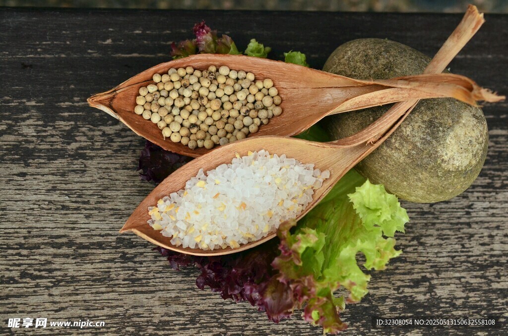 木勺中的谷物与白色食材
