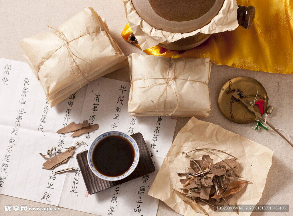 传统中药材与古朴茶具