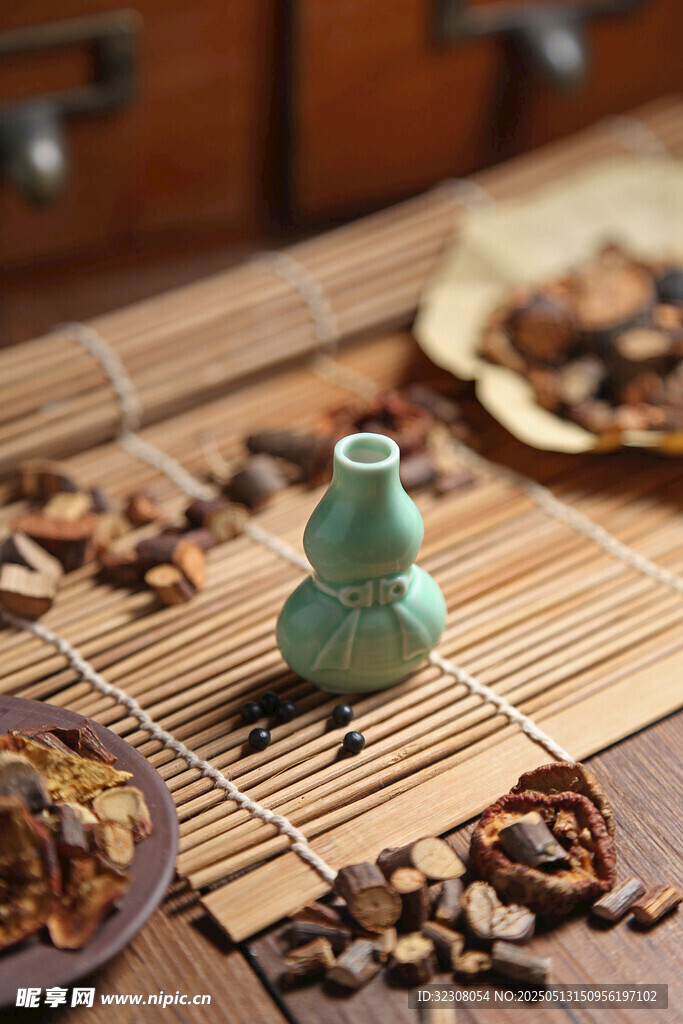 古朴茶具与散落干果摆件
