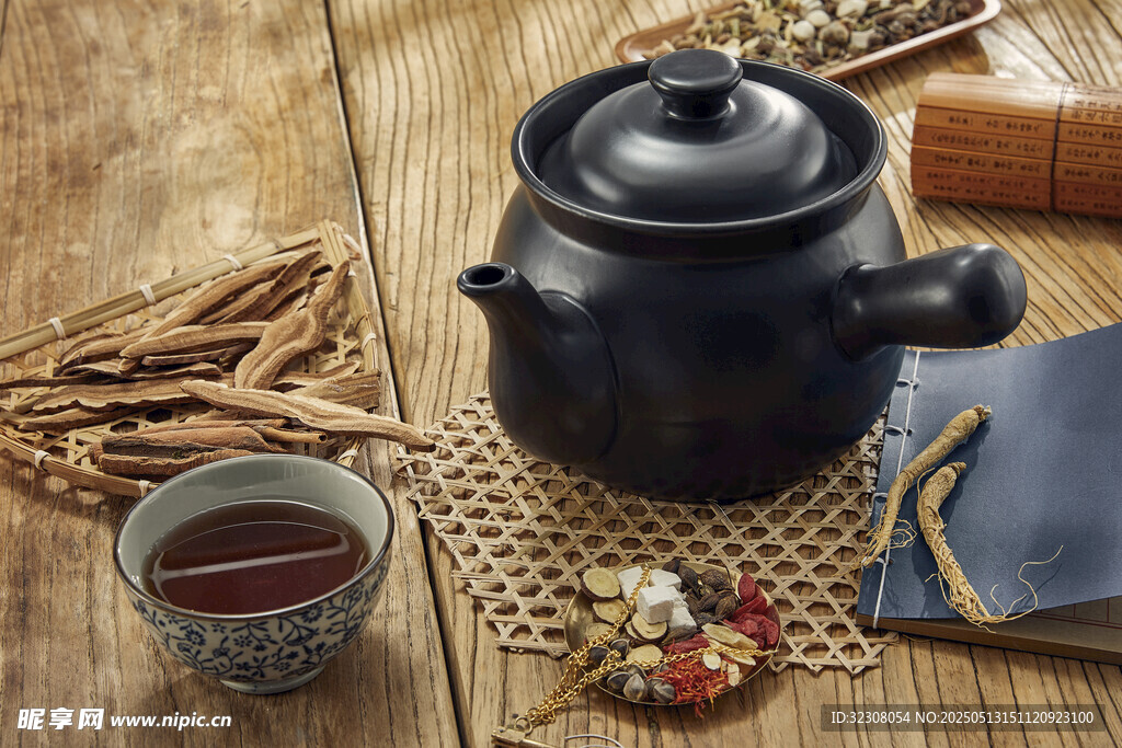 传统中式茶具与养生药材