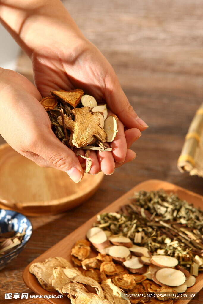 双手捧起多样中药材
