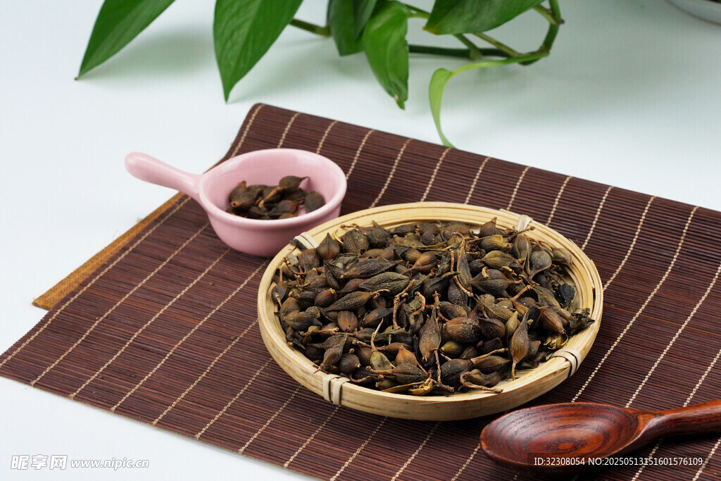 竹盘盛放的特色茶叶