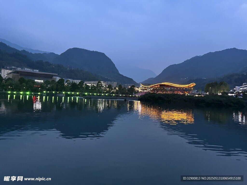 水磨古镇湖畔夜景山水相映成趣