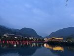 水磨古镇湖畔夜景映山峦