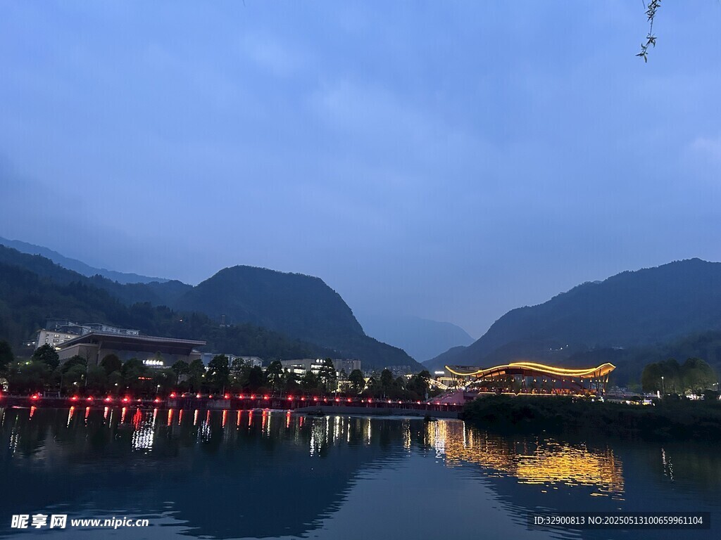 水磨古镇湖畔夜景映山峦