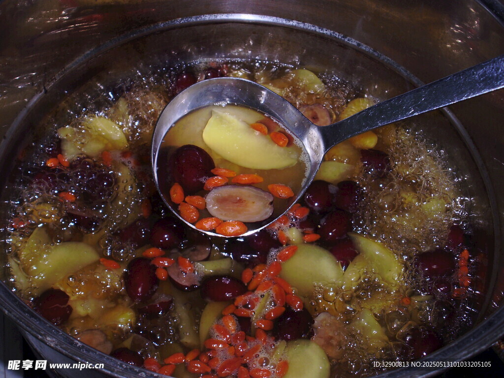 水果热饮正在熬煮中
