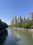 河畔高楼林立的城市风光