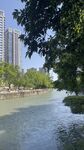 河畔城市风光