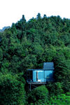山林中的现代玻璃小屋