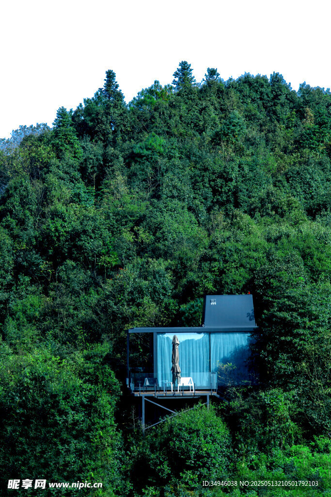 山林中的现代玻璃小屋