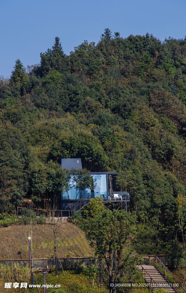 山间蓝屋隐于葱郁树林