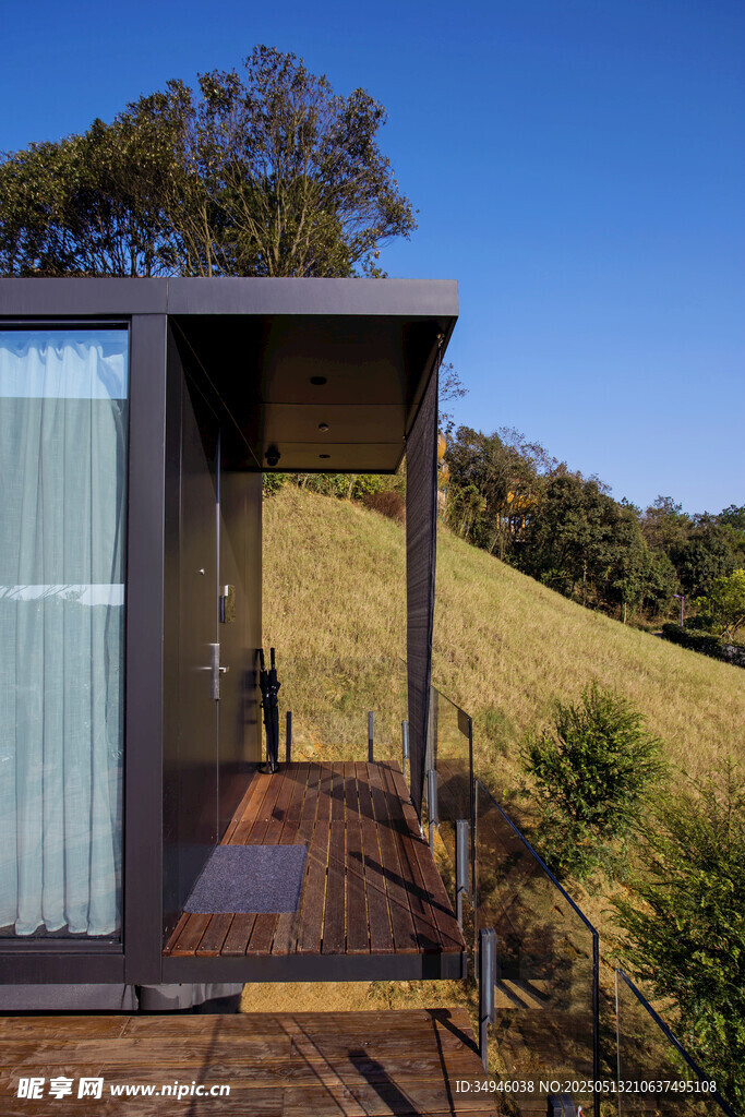 山间简约小屋户外景致