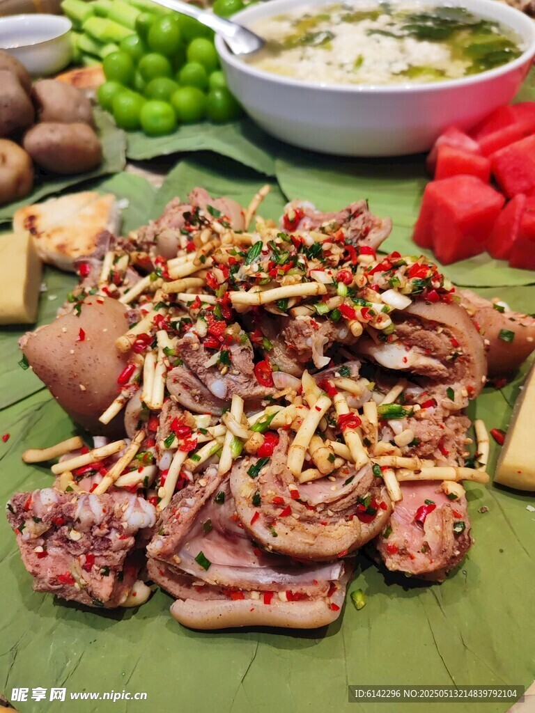 彝族餐  小猪儿 坨坨肉