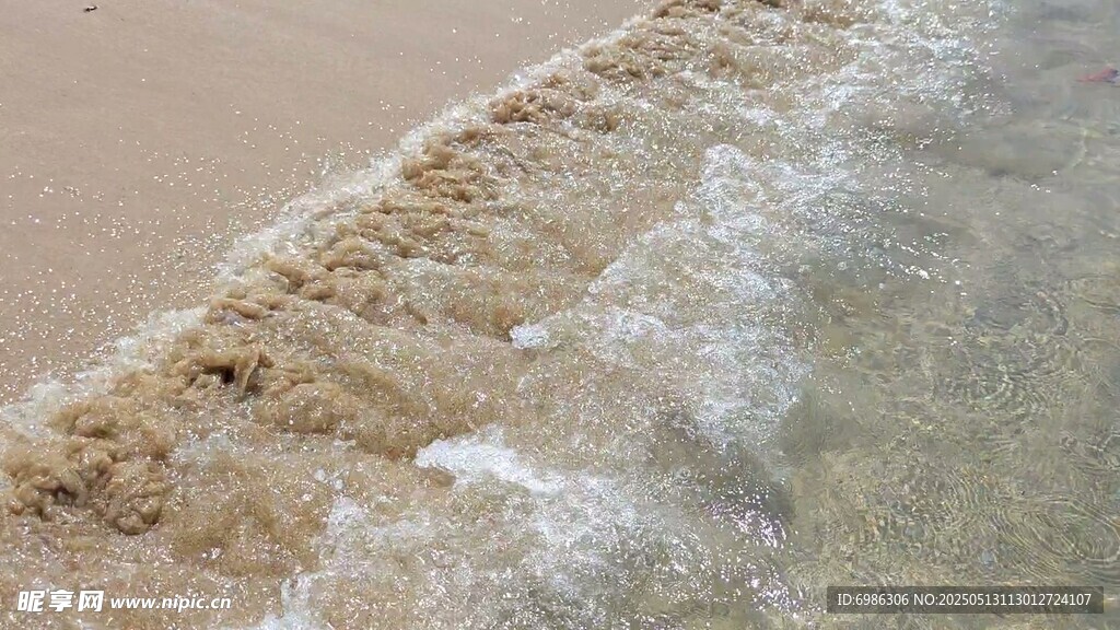 海浪拍打沙滩的瞬间