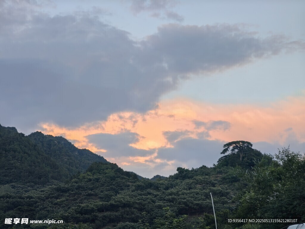 山间晚霞美景