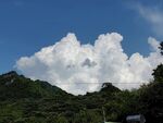 蓝天白云下的青山美景